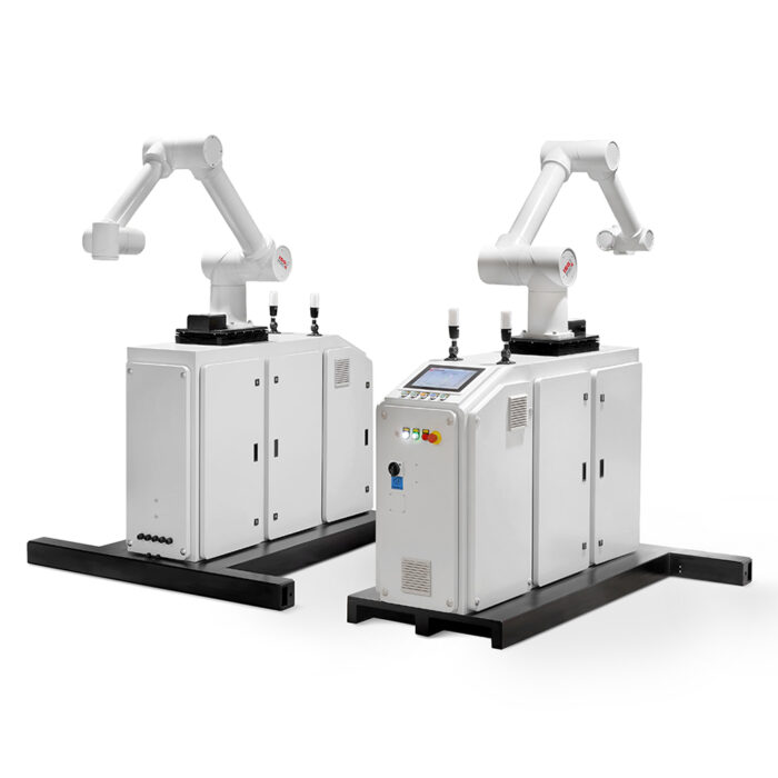 Dwa białe ramiona robotów przemysłowych, w tym robot paletyzujący Easy-PAL 635-1650F, są zamontowane na oddzielnych szafkach z panelami sterowania na białym tle - idealne do zautomatyzowanych zadań produkcyjnych lub montażowych.