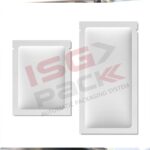 Dwie prostokątne białe saszetki, wykonane przez Pionowa maszyna pakująca Mini Vert 240 PP, są wyświetlane obok siebie na białym tle z kropkowanymi krawędziami i słabo widocznym logo ISG Pack.