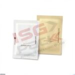 Dwie małe prostokątne saszetki z kawą, jedna biała, a druga beżowa, umieszczone są obok siebie. Zapakowane w Pionowa maszyna pakująca Mini Vert 240 PP, obie mają włoski tekst i proste, eleganckie wzory z przodu.