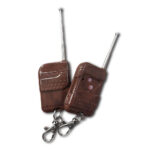 Dwa brązowe piloty zdalnego sterowania z metalowymi antenami i klipsami do breloczków, każdy z teksturowanymi uchwytami - idealne do sterowania Automatyczną owijarką palet Ultra Wrap 2000 BWF; jeden pilot ma dwa przyciski oznaczone A i B.