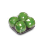 Cztery zielone jabłka są ułożone na czarnej tacy, starannie owinięte przezroczystym plastikiem za pomocą Automatycznej zgrzewarki kątowej do folii Matic Sealer 65 E.