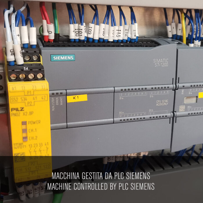Zbliżenie na sterownik PLC Siemens SIMATIC S7-1200 z oznaczonymi przewodami, sterujący automatyczną formierką Speed Former 50 SB. Nakładka z tekstem w języku włoskim i angielskim: Machine controlled by Siemens PLC.