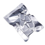 Błyszcząca, pognieciona srebrna torebka foliowa, prawdopodobnie zapieczętowana Przemysłową pakowarką próżniową Easy Vac 500D FT, leży na białym tle.