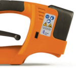 Zbliżenie na GT-ONE+ akumulatorową wiązarkę taśm PP i PET w kolorze pomarańczowo-czarnym z naklejką z ikonami bezpieczeństwa i symbolami ostrzegawczymi z boku.