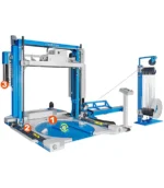 Bandownica do palet PP PET MK900 z owijarką stretch to duża niebiesko-biała maszyna przemysłowa z oznakowanymi komponentami, wyposażona w pionową ramę, obrotową platformę i stojak na rolki folii do owijania palet.