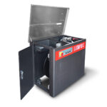 Czarna półautomatyczna bandownica stołowa Eco Strap 501 C z otwieraną górną pokrywą i bocznymi drzwiczkami ujawnia wewnętrzne komponenty i szpulę taśmy. Przyciski sterujące są widoczne z przodu.