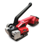 Wiązarka akumulatorowa Cyclone 13-16 do taśm PP i PET jest czerwono-czarna, z długim czarnym uchwytem, metalowymi elementami przednimi i akumulatorem 18 V z tyłu, na białym tle.