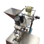 Pionowa maszyna pakująca Mini Vert 240 DP to automatyczna maszyna pakująca ze stali nierdzewnej, wyposażona w lej zasypowy, silnik elektryczny i montowaną od góry rolkę folii z nadrukiem do wydajnego napełniania i zamykania produktów.