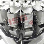 Zbliżenie na Wagę wielogłowicową MW 14 do produktów sypkich, automatyczną maszynę ważącą z wieloma metalowymi przegrodami do precyzyjnego porcjowania na liniach przetwarzania lub pakowania żywności. Branding ISA jest widoczny na maszynie.