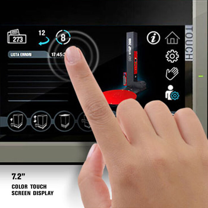 Ręka wchodzi w interakcję z 7,2-calowym kolorowym ekranem dotykowym, wyświetlając ikony i menu na intuicyjnym panelu sterowania półautomatycznej owijarki palet Easy Wrap 2000 B RC.