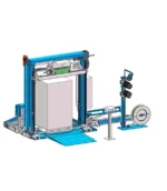 Cyfrowy rendering Bandownicy do palet PP PET MK900 z owijarką stretch pokazuje zautomatyzowaną maszynę pakującą z przenośnikiem, pionową stacją owijania, panelem sterowania i dużą rolką folii stretch po prawej stronie.