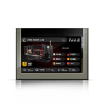 Panel sterowania z ekranem dotykowym pokazuje interfejs Automatycznej formierki Speed Former 50 SB XL, oferując włoskie, angielskie, rumuńskie, niemieckie, hiszpańskie i tureckie opcje językowe z grafiką maszyny.