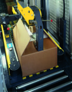 Automatyczna zaklejarka kartonów SIAT SM11 montuje kartonowe pudełka, gdy żółto-czarne mechaniczne ramiona składają klapy na przenośniku w warunkach przemysłowych.