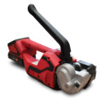 Wiązarka akumulatorowa Cyclone 13-16 do taśm PP i PET to czerwono-czarne narzędzie zasilane bateryjnie z długą czarną rączką, przednim metalowym mechanizmem i bocznym uchwytem, przeznaczone do napinania i zgrzewania taśm opakowaniowych.