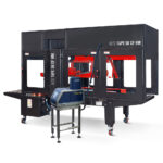 Automatyczna zaklejarka Auto Tape 50 HM, z czarno-czerwonymi detalami, przenośnikiem taśmowym i dodatkowym wyposażeniem na metalowym stojaku z przodu, przeznaczona do zastosowań w pakowaniu przemysłowym.