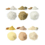 Dziewięć różnych stosów ziaren i mąki o różnych kolorach i fakturach jest ułożonych w trzech rzędach na białym tle - idealne do pakowania za pomocą Pionowa maszyna pakująca Mini Vert 240 DP. Niektóre stosy zawierają nasiona lub ziarna.