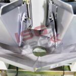 Zbliżenie komponentu Waga wielogłowicowa MW 14 do produktów sypkich, przedstawiające metalowe części, sprężyny i kątowe panele oznaczone czerwonym i szarym tekstem ISG PACK AUTOMATIC PACKAGING SYSTEM.