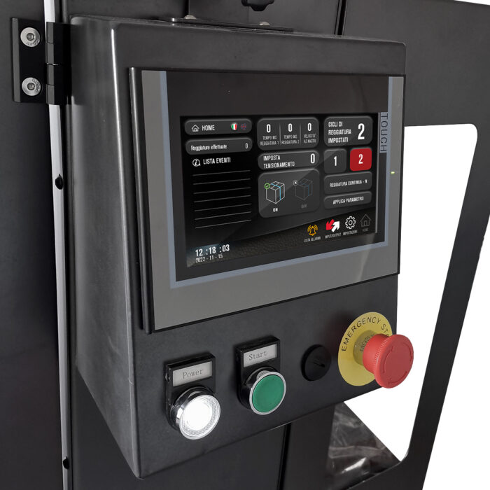 Zbliżenie na panel sterowania Bandownica ramowa wiązarka PP Speed Strap 505BP/509BP/512BP, wyposażona w ekran dotykowy pokazujący ustawienia/status oraz trzy przyciski: zasilania, zielonego startu i czerwonego zatrzymania awaryjnego. Kompatybilny z systemami taśmowania PP.