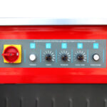 Zbliżenie panelu sterowania na Półautomatyczna bandownica stołowa Eco Strap 501 C, z czerwonym przełącznikiem i pięcioma oznaczonymi pokrętłami: zasilanie, timer, napięcie, czas chłodzenia i podawanie / powrót do domu.