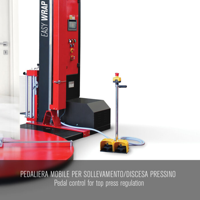 Czerwona półautomatyczna owijarka do okien i drzwi Easy Wrap 2000A DW stoi obok żółto-czarnego podwójnego pedału sterującego z napisem "Pedal control for top press regulation" w języku włoskim i angielskim.