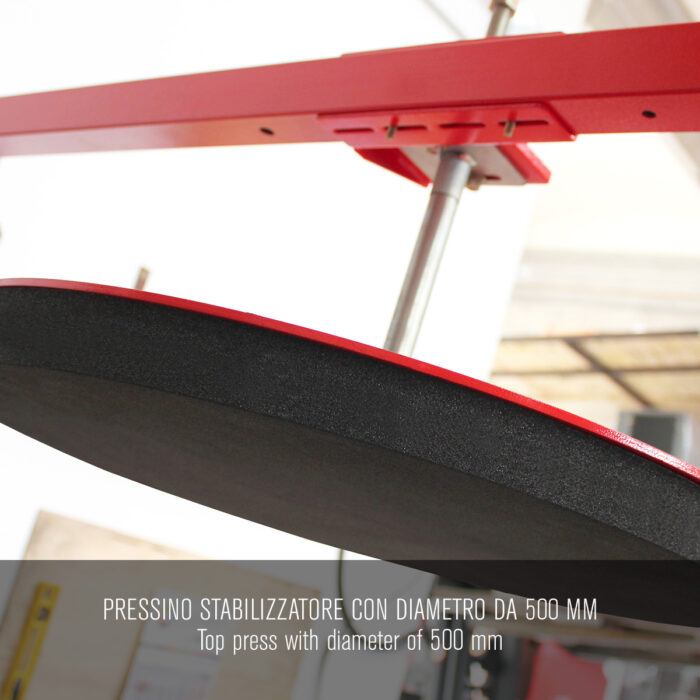 Zbliżenie na czerwoną prasę górną z tarczą stabilizującą (średnica 500 mm), przedstawioną w palecie Półautomatyczna owijarka PRE-STRETCH Easy Wrap 2000 AC. Dwujęzyczny tekst w języku włoskim i angielskim jest wyświetlany na rozmytym tle.