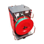 Czerwono-srebrna maszyna do zwijania węża przemysłowego z zielonym wężem, metalowymi uchwytami bocznymi i górnymi przyciskami sterującymi, zaprojektowana jako uzupełnienie sprzętu takiego jak Półautomatyczna bandownica do palet Pallet Strap T150.