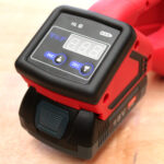 Zbliżenie cyfrowego wyświetlacza Wiązarki akumulatorowej Cyclone 13-16 do taśm PP i PET, z przyciskami INC i DEC, numerycznym odczytem LED i wskaźnikiem naładowania akumulatora na czerwono-czarnym zestawie akumulatorów.