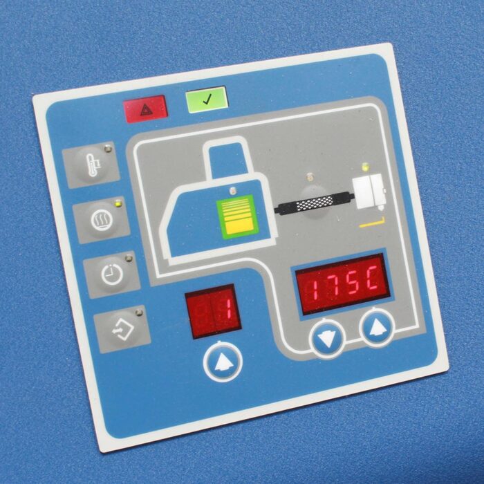 Zbliżenie Automatycznej zaklejarki Matic Tape 50 CF HM pokazuje niebieski panel sterowania z cyfrowymi wyświetlaczami wskazującymi 81 i 175°C, wieloma przyciskami oznaczonymi ikonami, schematem i białą ramką.