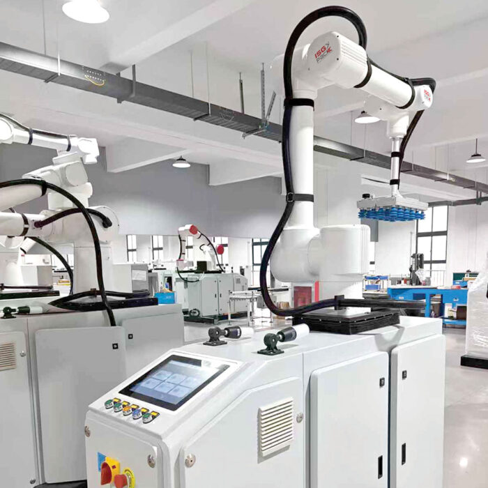 Robot kolaboracyjny Easy-PAL 620-1650F jest zamontowany na białej maszynie w nowoczesnym, jasnym obiekcie przemysłowym. Inny Easy-PAL 620-1650F jest widoczny w tle, a na pierwszym planie znajdują się ekrany dotykowe na maszynach.