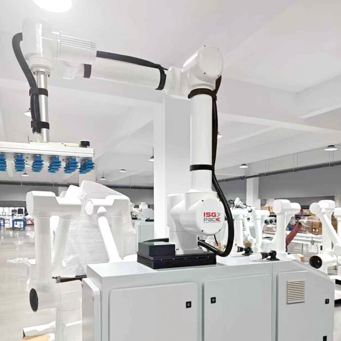 Białe ramię robota przemysłowego, Robot paletyzujący cobot Easy-PAL 635-1650F, stoi w nowoczesnej fabryce z niebieskim chwytakiem, oznaczonym ISG PACK i otoczonym maszynami i urządzeniami.