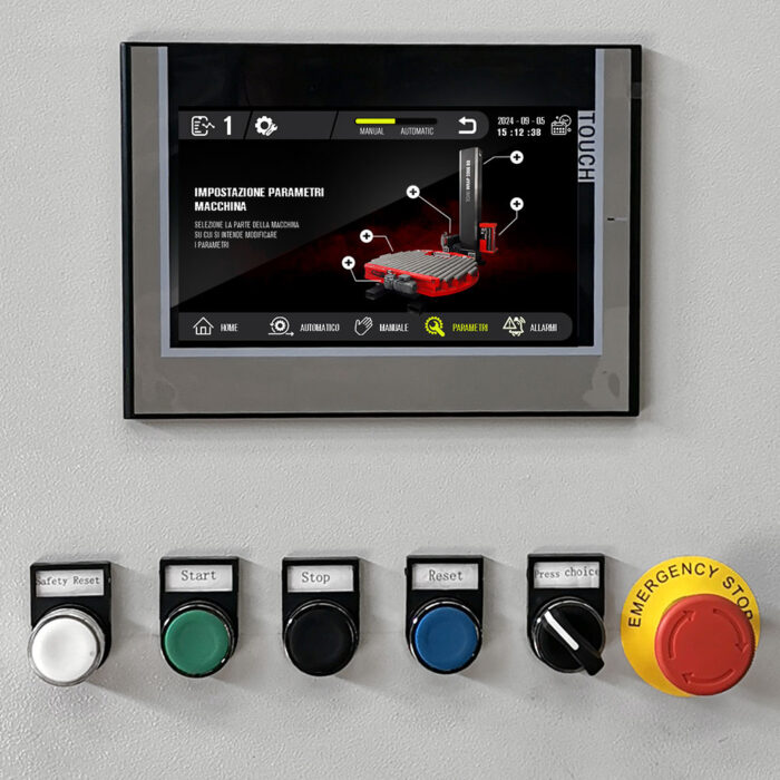 Automatyczna owijarka palet Techno Wrap 2000 BD posiada dotykowy panel sterowania pokazujący ustawienia maszyny, pięć oznaczonych przycisków (reset bezpieczeństwa, start, stop, reset, wybór prasy) oraz duży żółty przycisk zatrzymania awaryjnego.