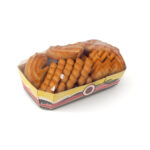 Papierowa taca z klasycznymi, skręconymi i zapętlonymi churros na białym tle - idealna do pakowania świeżych smakołyków za pomocą Półautomatycznej zgrzewarki kątowej Flexy Sealer 55A.