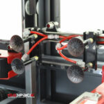 Zbliżenie ssawek i czerwonej rurki na Automatycznej maszynie pakującej Speed Former 50 SB Servo, z logo IsoPack widocznym w lewym dolnym rogu.