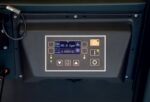 Zbliżenie panelu sterowania na półautomatycznej zaklejarce kartonów NASTRO-SB L5-L6-L8 pokazuje odczyty cyfrowe, przyciski oznaczone symbolami, ikony ostrzegawcze, podświetlany przycisk zasilania (w prawym górnym rogu), liczby i lampki kontrolne na wyświetlaczu.