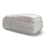 Stos białych, tkanych worków polipropylenowych z delikatnym czerwonym logo spoczywa na białej powierzchni, idealnej do użytku z Tunel obkurczający S 85 DC.