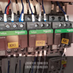 Zbliżenie trzech styczników Schneider Electric TeSys (KM1, KM2, KM3) podłączonych do Automatycznej Formierki Prędkościowej 50 SB XL; tekst nakładki: "Contattori Schneider / Stycznik Schneider.