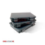 Trzy ułożone w stos, zamknięte szare plastikowe pudełka do przechowywania z zatrzaskowymi pokrywami są pokazane na białym tle. Logo ISG Pack pojawia się w rogu, prezentując rozwiązania opakowaniowe, takie jak Tunel obkurczający S 55 DC.