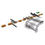 Ilustracja 3D linii montażowej opakowań z przenośnikami taśmowymi, rolkami, automatyczną pakowarką flow-pack SR550LR i maszynami obsługującymi prostokątne pomarańczowe pudełka oraz pojedyncze zielone pudełko na końcu.