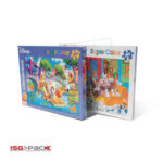 Dwie kolorowe układanki Disneya - jedna z Kubusiem Puchatkiem nad stawem, druga ze 101 dalmatyńczykami w domu. Każda 104-elementowa układanka jest bezpiecznie zapakowana przy użyciu Tunelu obkurczającego S 55 DC. Logo ISG Pack znajduje się w lewym dolnym rogu.