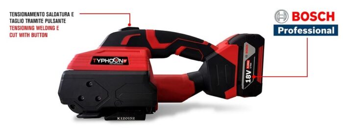 Wiązarka akumulatorowa Typhoon HP do taśm PP i PET to czerwono-czarne narzędzie do wiązania taśmą z akumulatorem Bosch Professional 18 V, oznaczone w języku włoskim i angielskim do napinania, zgrzewania i cięcia; logo Bosch Professional pojawia się w prawym górnym rogu.