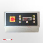 Czarno-szary prostokątny panel sterowania Zgrzewarki kloszowej do folii Easy Sealer 85, z żółtymi, białymi przyciskami, czerwonym przełącznikiem obrotowym, przyciskami plus/minus na białej ramce. Logo ISGPACK znajduje się w lewym dolnym rogu.