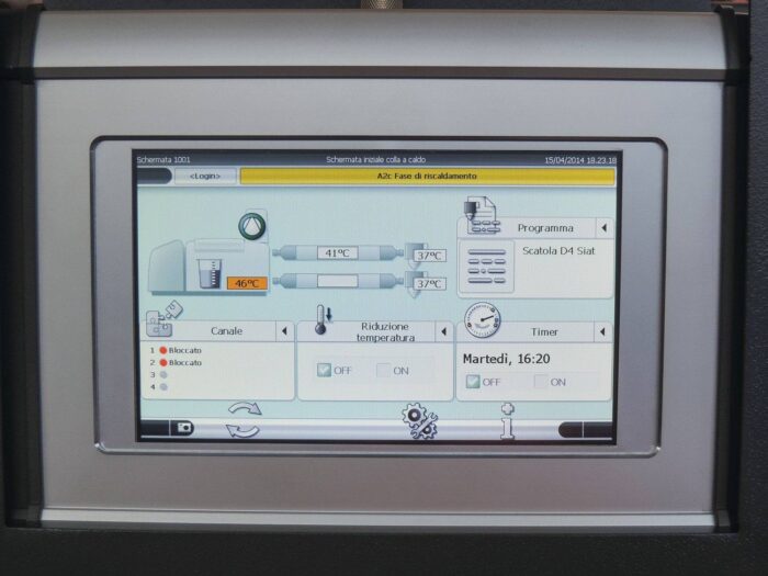 Zbliżenie automatycznej zaklejarki kartonów SIAT HM11 Range z cyfrowym panelem sterowania, pokazującym ustawienia temperatury, przyciski, wskaźniki stanu oraz ekran z odczytami numerycznymi i opcjami programu.
