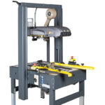 SIAT SK27 to szaro-żółta półautomatyczna zaklejarka kartonów z rolkami i dyspenserem taśmy, przeznaczona do automatycznego zaklejania kartonów w systemach przenośnikowych.